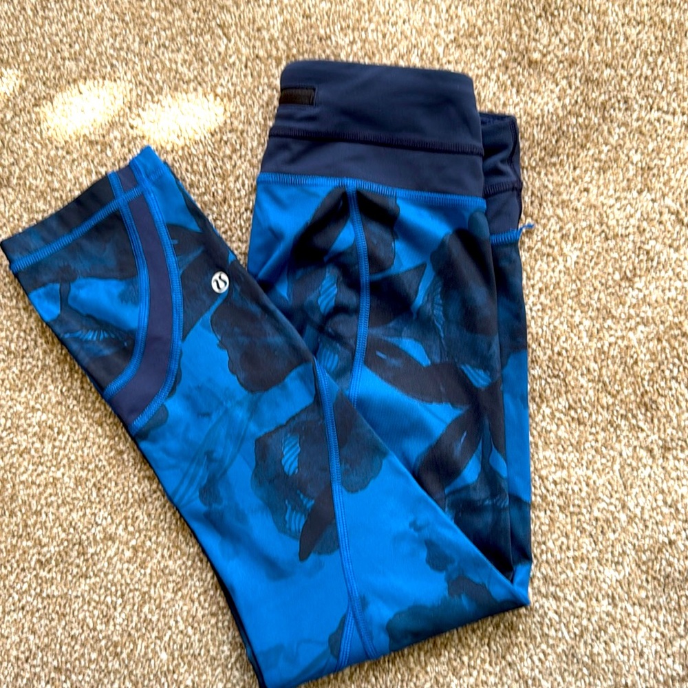 Lululemon blue flower athletic leggings